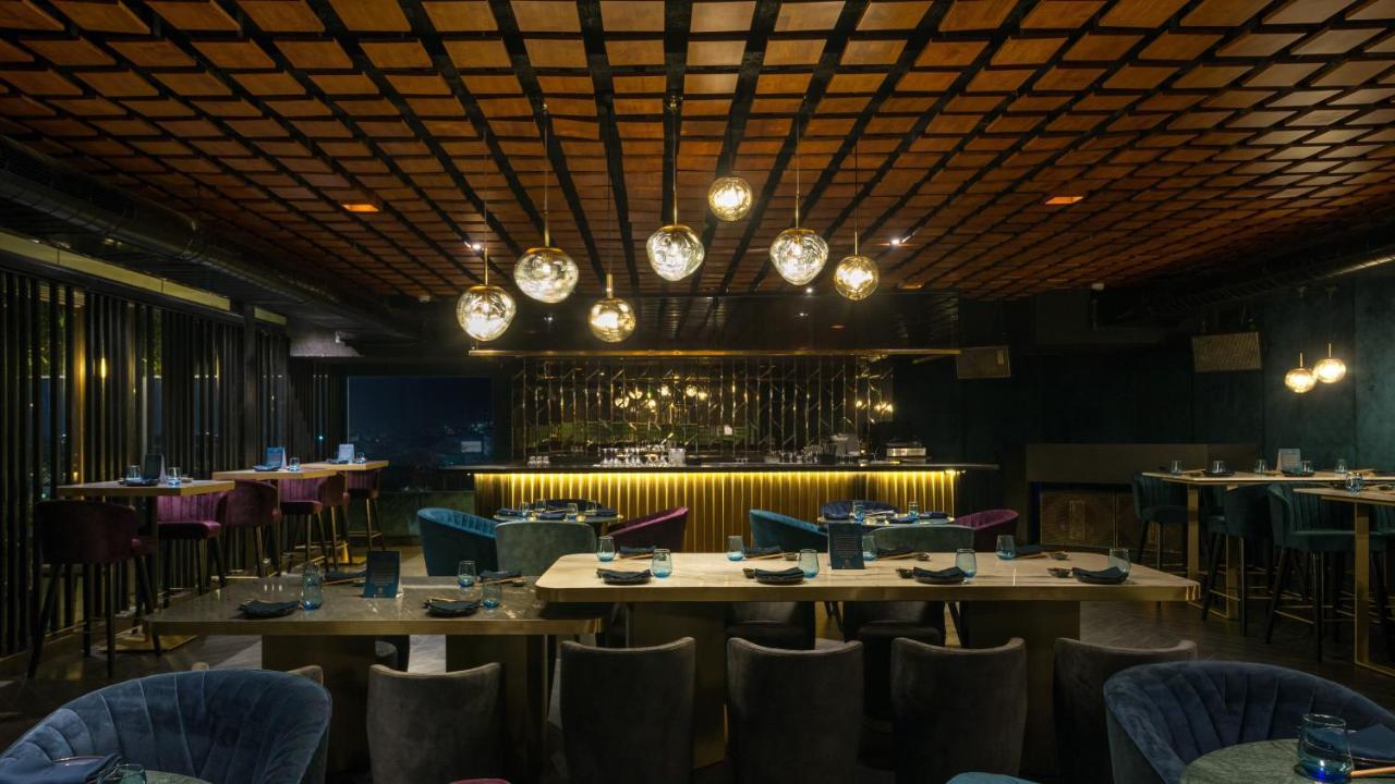 Novotel Chennai Chamiers Road Exterior photo The interior of the restaurant