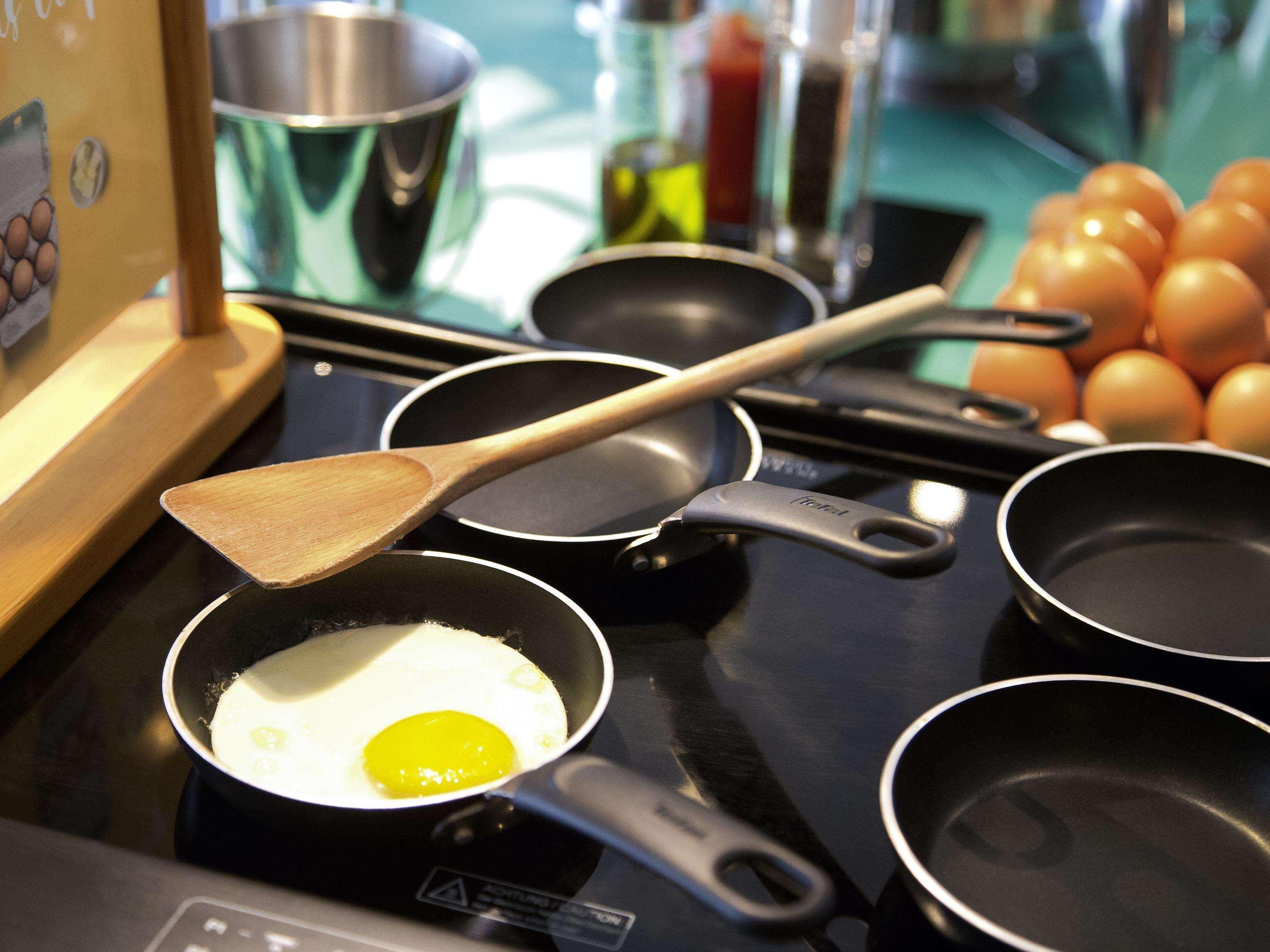 Novotel Chennai Chamiers Road Exterior photo Non-stick frying pans